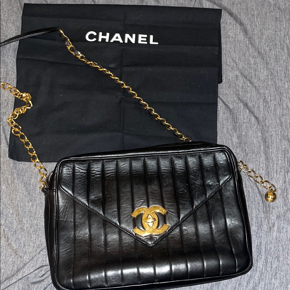 CHANEL Black Quilted Bag with Gold Chain